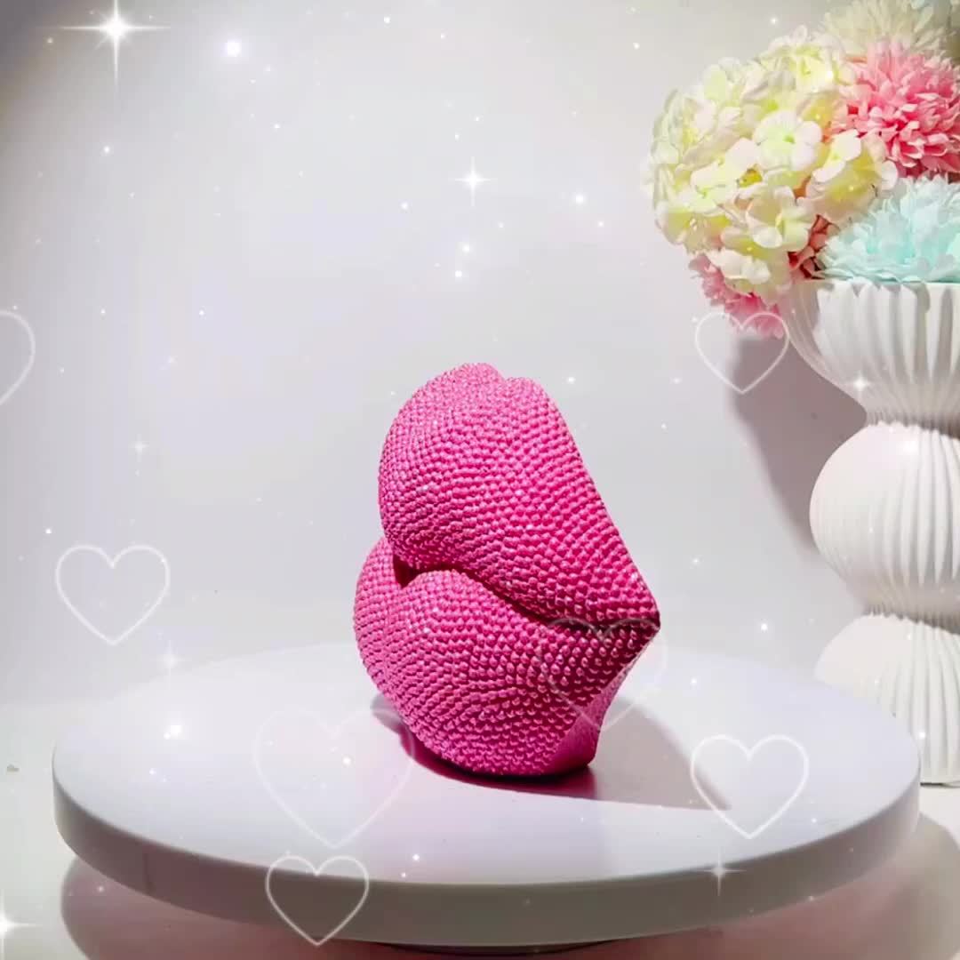 1pc Pink Beaded Lips Statue Decor – Resin Love-Themed Art for Home, Office, Bedroom, Bar, Hotel, Bathroom – Perfect for Weddings, Valentine’s Day, and Romantic Gifts, Indoor Decoration | Beaded Texture | Sleek Finish, P